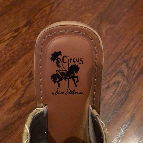 Circus By Sam Edelman Tan Embroidered Flip Flop - Picture 2 of 4
